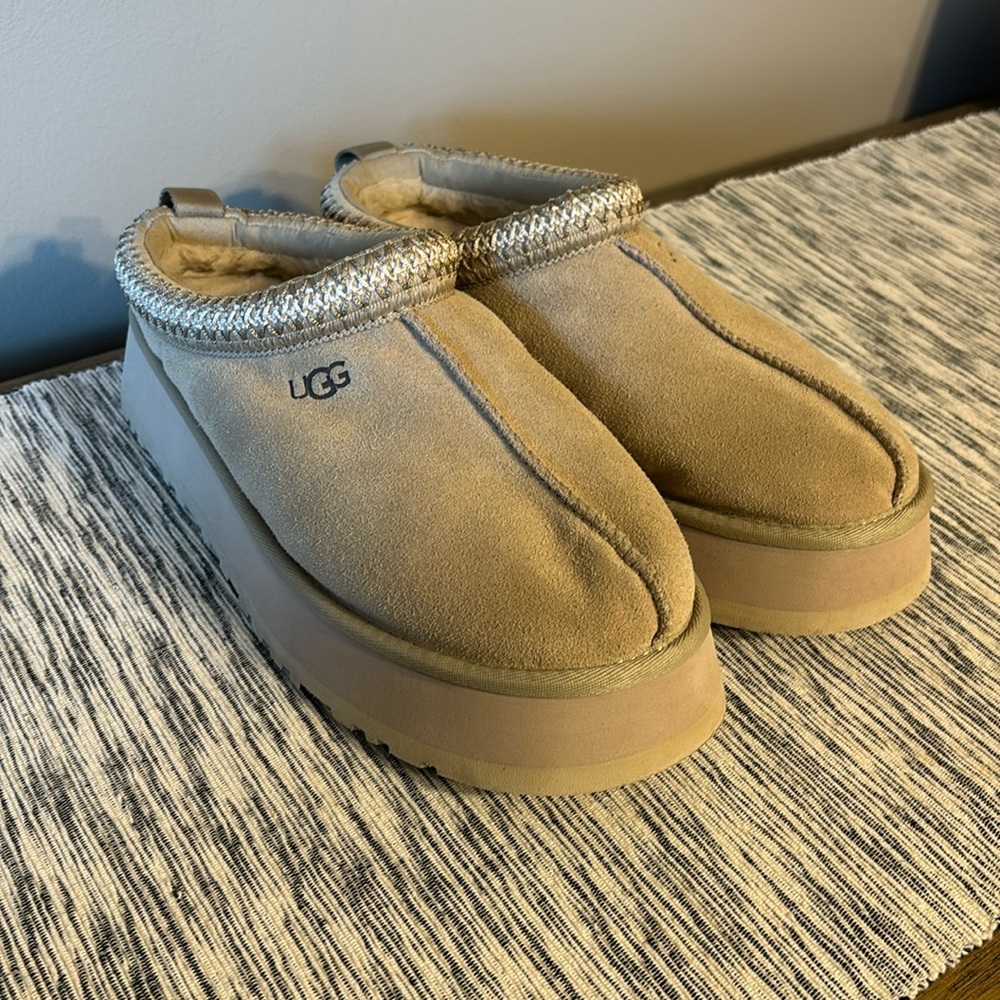 UGG Tazz Slippers in Sand size 11